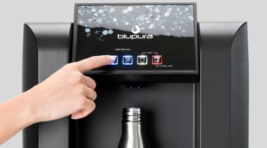 acqua liscia fredda, a temperatura ambiente, frizzante o leggermente frizzante in ufficio